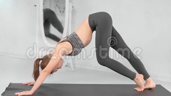 在皮拉茨工作室灵活的瑜伽女性在镜子前练习伸展运动视频的预览图