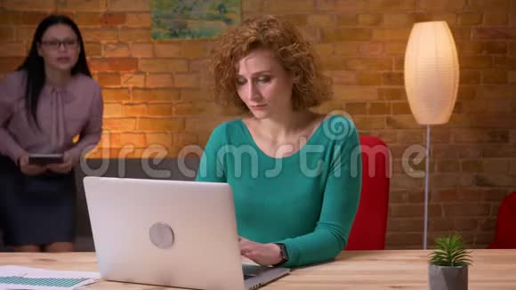 在办公室的室内电脑上打字的成年女商人的特写镜头女雇员与她争吵视频的预览图