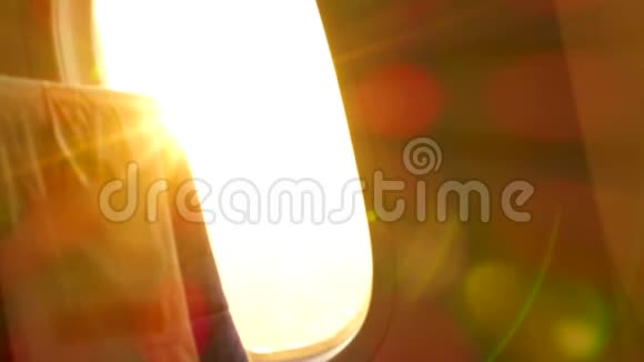 太阳耀斑穿过飞机窗户视频的预览图