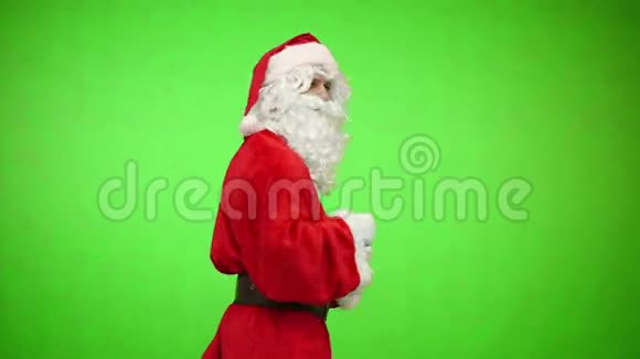 圣诞老人从后面转过来欢迎绿色背景视频的预览图