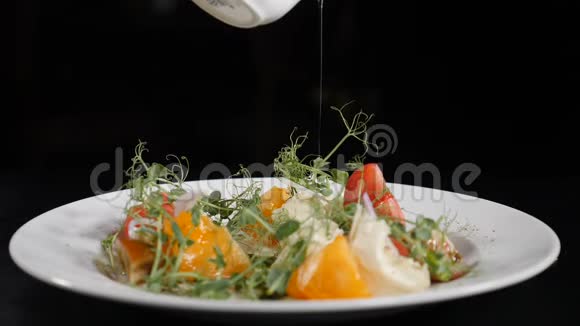 健康食品和素食理念用番茄青莴苣将橄榄油倒入沙拉中意大利视频的预览图