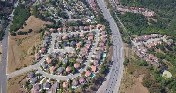 圣马丁县郊区房屋和高速公路的空中拍摄视频的预览图
