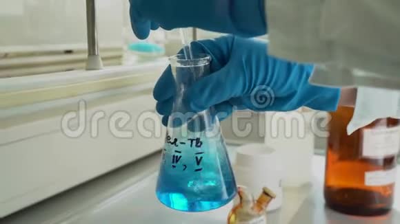 化学实验室水对杂质的研究实验室化学实验液体变色视频的预览图