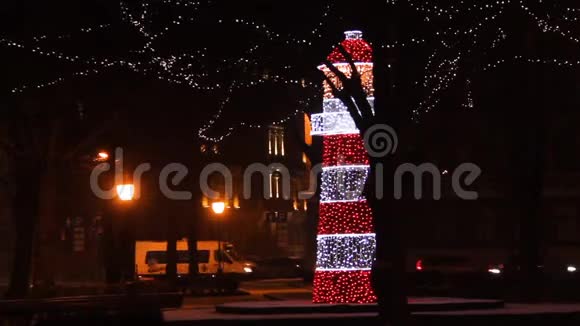 夜晚的灯笼和降雪寒假季节灯塔从装饰灯的背景视频的预览图