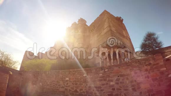 在阳光照耀下的梅尔兰加尔堡小寺庙蓝天靠近约德普尔视频的预览图