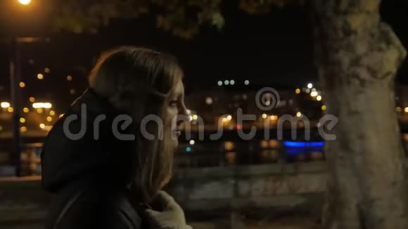 女孩在夜城散步视频的预览图