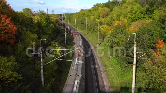 空中货运列车在一条长长的铁路上俯视视频的预览图