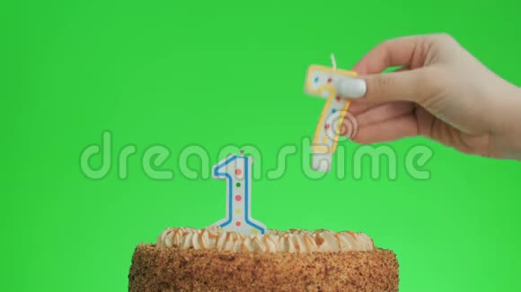 把17岁生日蜡烛放在美味的蛋糕上绿色的屏幕17视频的预览图