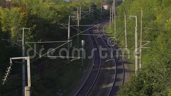 俄罗斯铁路列车在轨道上的移动视频的预览图