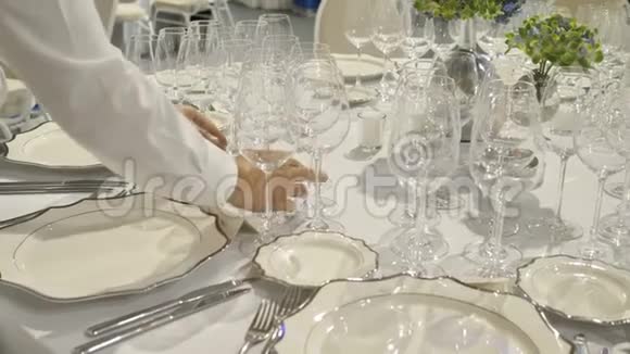在酒庄品酒的桌子上一排排的酒杯生日会议婚礼视频的预览图