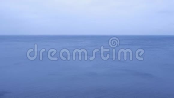 大自然的背景蓝色海面上的天空和海浪来自海岸视频的预览图