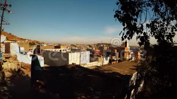 在Jofhpur镜头前观看城市和屋顶蓝色建筑和天空绿色树枝视频的预览图