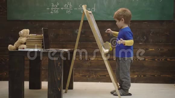 学前教育小男孩在黑板上画粉笔幼儿教育与游戏观念视频的预览图
