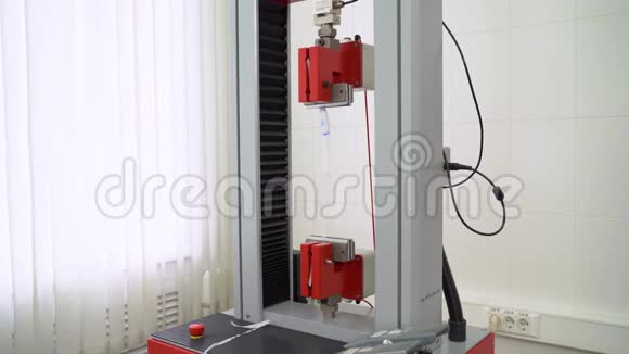 撕破的机器在实验室里测试聚乙烯视频的预览图