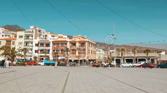 特内里费加那利群岛西班牙2019年1月一个小镇中间的西班牙拉美裔广场装饰视频的预览图