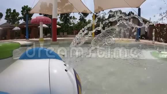 水上游乐场泼水玩具视频的预览图