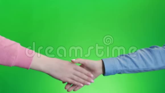 握手握手握手两个手势铬化绿色屏幕孤立视频的预览图