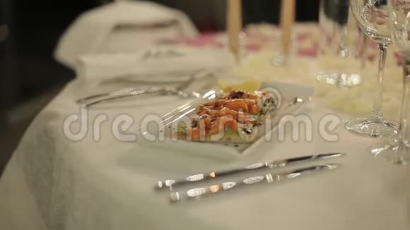 精美装饰的餐桌上有食物和葡萄酒为浪漫的晚餐视频的预览图