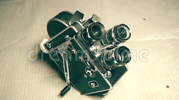 保存完好的带三个镜头的旧电影摄影机视频的预览图