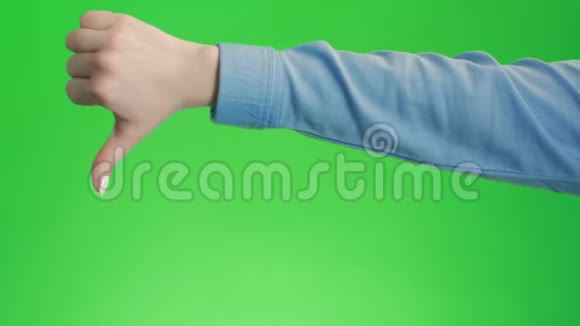 拇指向下在绿色屏幕上签名手势不赞成的象征不喜欢消极情绪视频的预览图