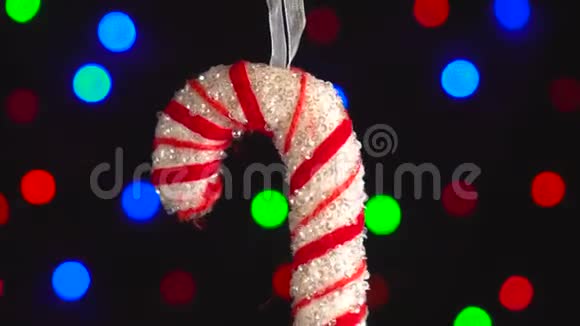 圣诞节装饰棒棒糖挂在背景闪烁的灯光上视频的预览图