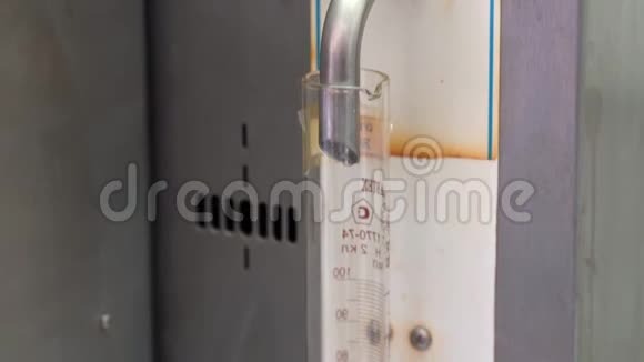 化学实验室液体蒸馏过程视频的预览图