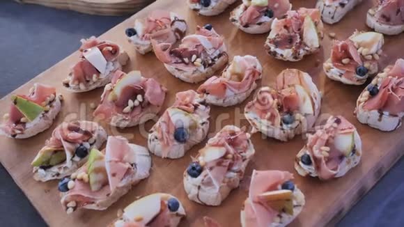 在新鲜面包上加上蓝莓和奶酪让人食欲大增生日会议婚礼视频的预览图