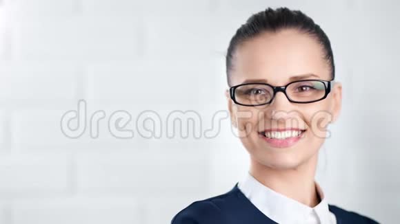 中度特写快乐时尚的商务女性戴着眼镜微笑着摆姿势视频的预览图