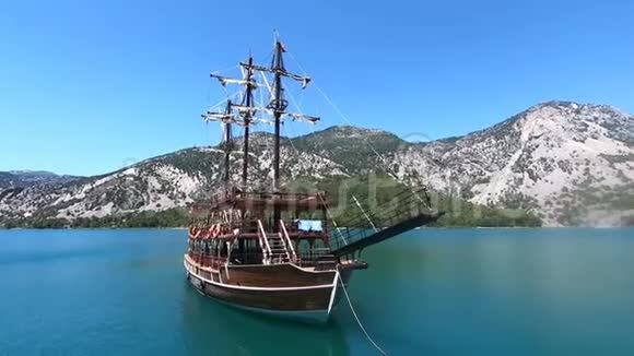 绿色峡谷绿松石水上的木制帆船视频的预览图