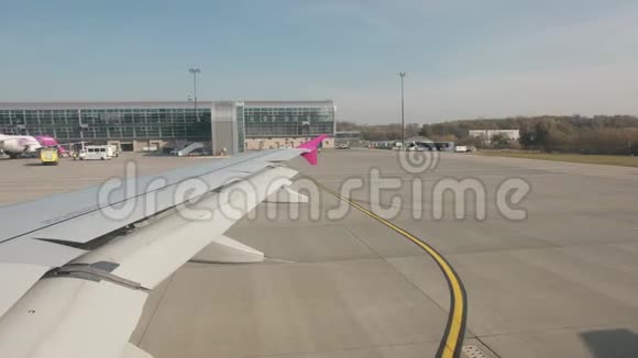 飞机离开地面起飞机场沥青跑道视频的预览图