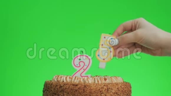 把25岁生日的蜡烛放在美味的蛋糕上绿色的屏幕25视频的预览图