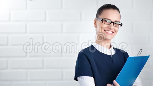 中等镜头的白种人女商人戴着眼镜在白色工作室摆姿势视频的预览图