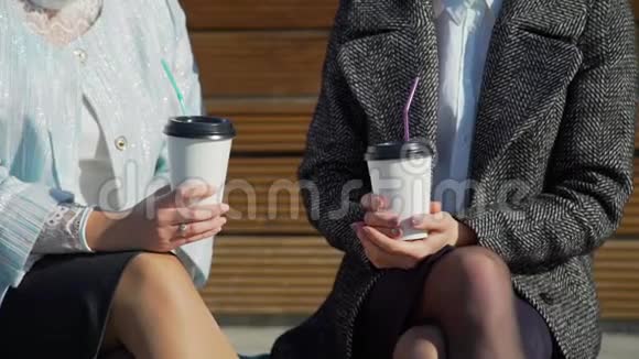 两个朋友和两杯咖啡视频的预览图