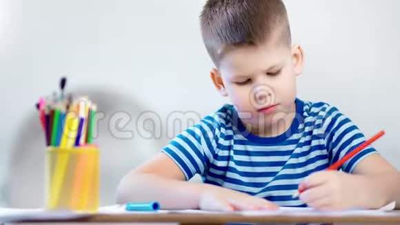 体贴的小可爱男孩享受灵感用红色铅笔绘制创意图片视频的预览图