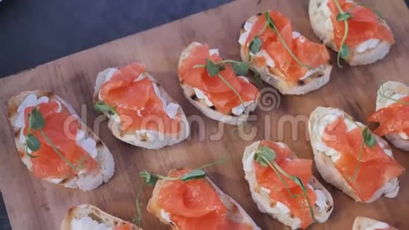 新鲜面包上有三文鱼和奶酪生日会议婚礼视频的预览图