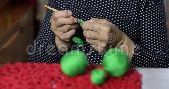 老妇人编织的特写视频的预览图