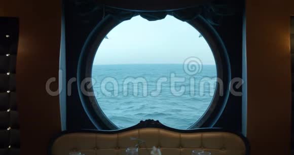 游船上巨大的圆窗令人难以置信的海景视频的预览图
