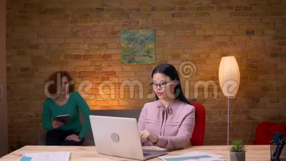 在办公室室内工作的成人亚洲女商人的特写镜头男性雇员带她来视频的预览图