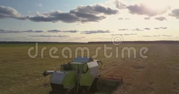 概览收割机在秋田种植小麦视频的预览图
