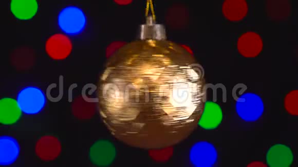 圣诞节装饰金球挂着打开闪烁的灯光背景视频的预览图