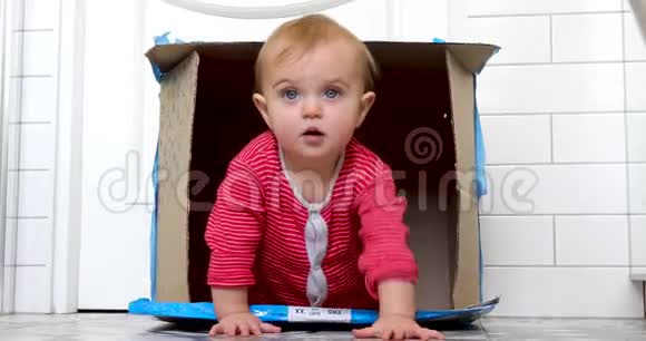 在盒子里微笑的女婴视频的预览图