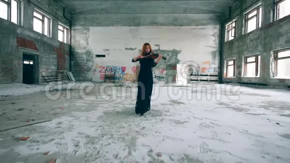 红发女士拉小提琴的时候正沿着大厅走视频的预览图