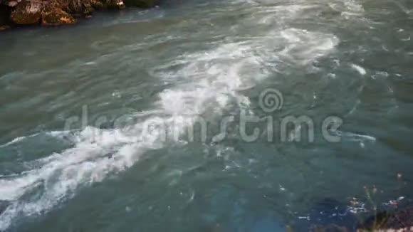 非常强大的河流流量在岩石之间缓慢流动着一条干净的新鲜山河视频的预览图