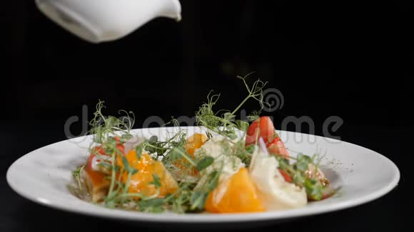 健康食品和素食理念用番茄青莴苣将橄榄油倒入沙拉中意大利视频的预览图