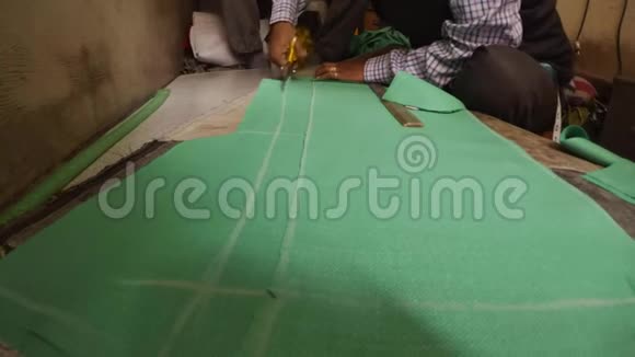 裁缝双手剪出图案专业剪紧印度小型缝纫车间视频的预览图