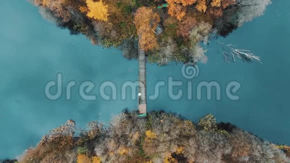 美丽的秋岛湖上有一座桥鸟瞰视频的预览图