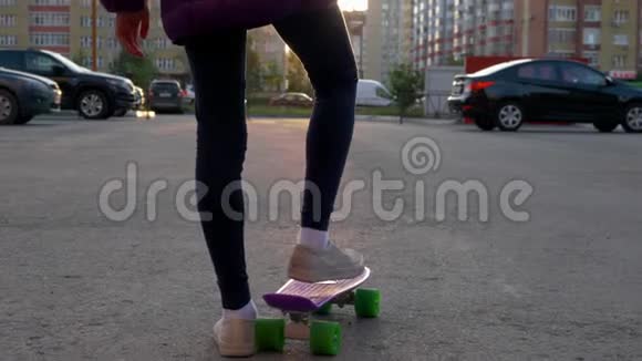 女孩滑板日落城市视觉休闲活动视频的预览图