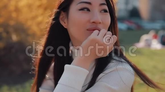 害羞的亚洲女人微笑户外视频的预览图