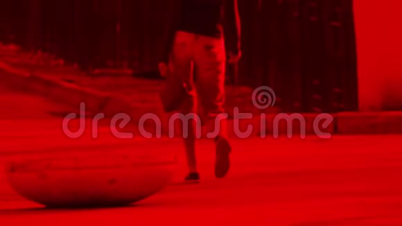 模糊的红色镜头一个穿牛仔裤和衬衫的年轻女孩视频的预览图