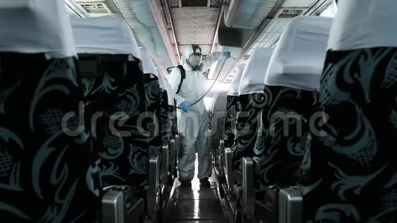 戴防护面罩和服装的工人消毒巴士内部视频的预览图